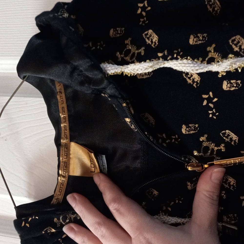 Black and gold skull zipup hoodie - Picture 2 of 3